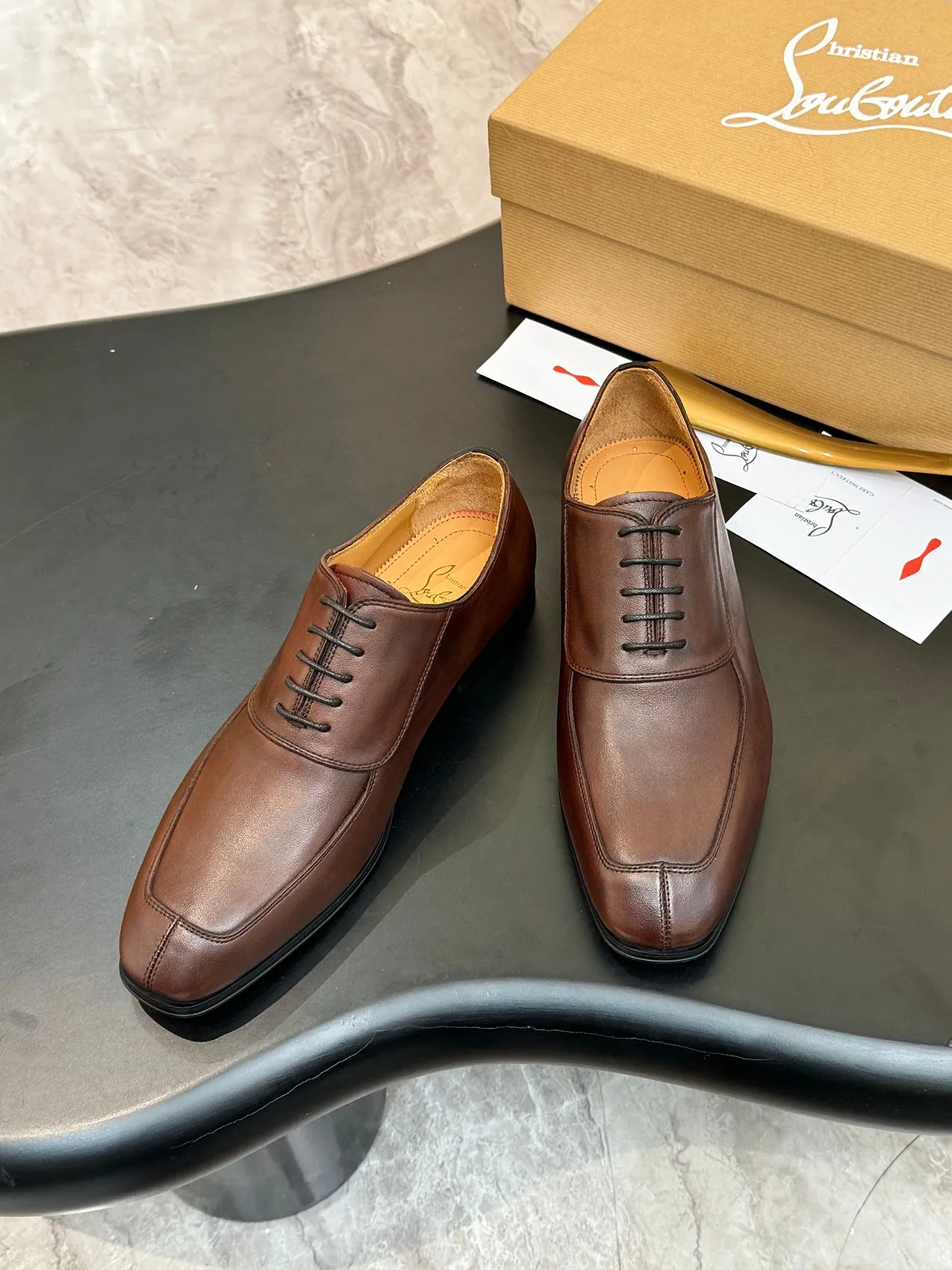 [CL red sole shoes] Top P: 1020💰 Size 39-44 (⚠️38.45.46.47 custom-made, non-returnable and non-exchangeable) 🆑High-end men's business formal leather shoes, original authentic top quality goods ••✅💯 Top original order purchasing agent! Original imported patterned cowhide ➕Imported cowhide lining ➕Cowhide feet ➕Original leather outsole~🉑️Feel free to compare the authentic ones!